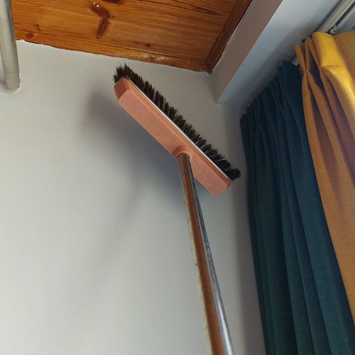 I'm cleaning the spider net on the wall, I'm a very hygiene person