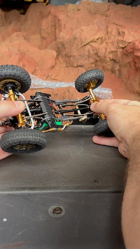 I'll be running this in the short setting, but heres a look at how the @v.eng_rc extendo chassis moves.