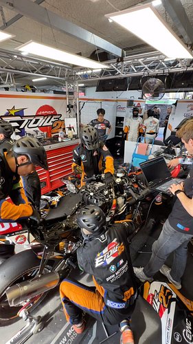 レース開始からわずか1時間足らずで転倒。

しかし、チームは諦めませんでした。メカニックたちの懸命な修復作業により、マシンは再びコースへ！🔥

24時間の戦いはまだ始まったばかり。ここから巻き返します！🏁

🇬🇧

A #crash within t...