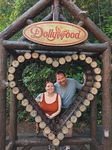 Oh to be in the Smokies in the fall! Going to @dollywood this time of year was absolutely perfect. The crisp evening air, the...