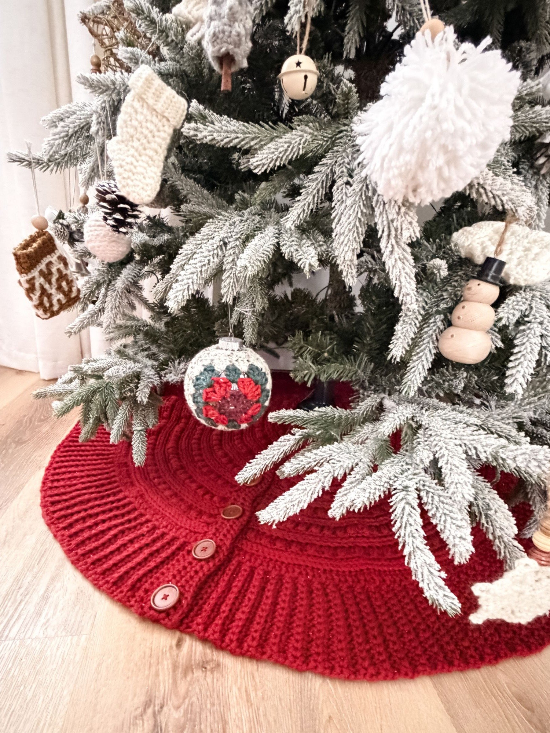 Snuggle Season Tree Skirt Crochet Pattern | MJ's Off The Hook Designs
