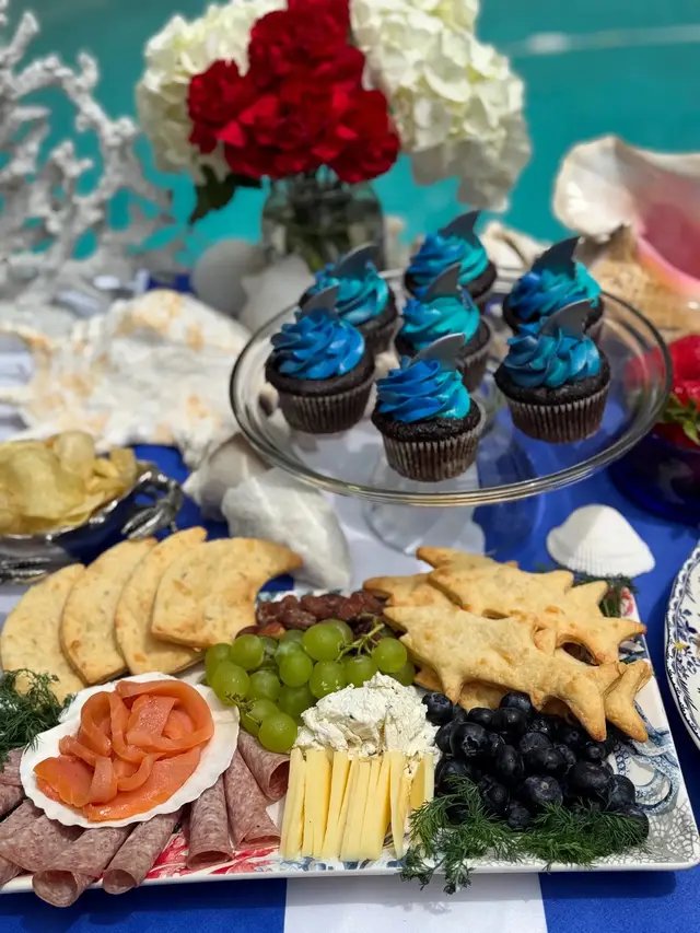 It’s officially summer and if you’re looking for a sign to throw a fabulous shark-themed pool party, THIS IS IT. 🦈  I embraced coastal glamour and Amity Island-inspired food for this fin-tastic backyard bash.  Dive into party planning and get all of these delicious recipes on therosetable.com 💙 #poolparty #summerparty #summerentertaining #summerecipes #jaws 