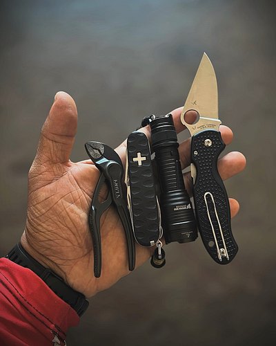 Pocket dump breakdown! 💥 Nothing beats a sleek, all-black everyday carry setup that’s built to handle whatever the day throws...