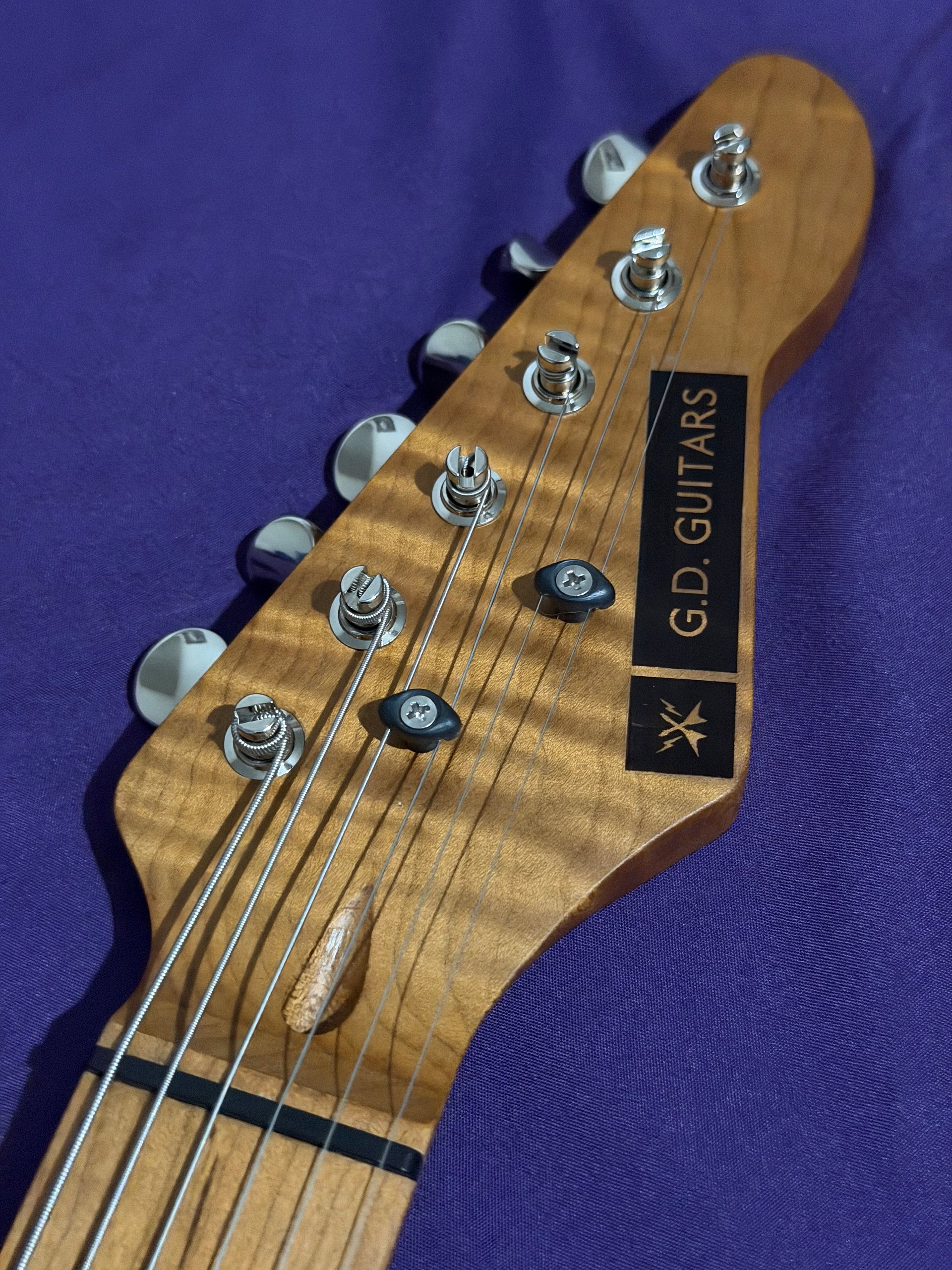 GD Guitars Super S – Black to Silver Foil Burst | HSH-86 GD Pickups Set | Roasted Flame Maple Neck | Roadrunner Case product image (3)