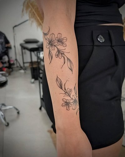 fLoraL bRancHes 

for @mem_mu 🤍🙏🏼

#floraltattoo #floral