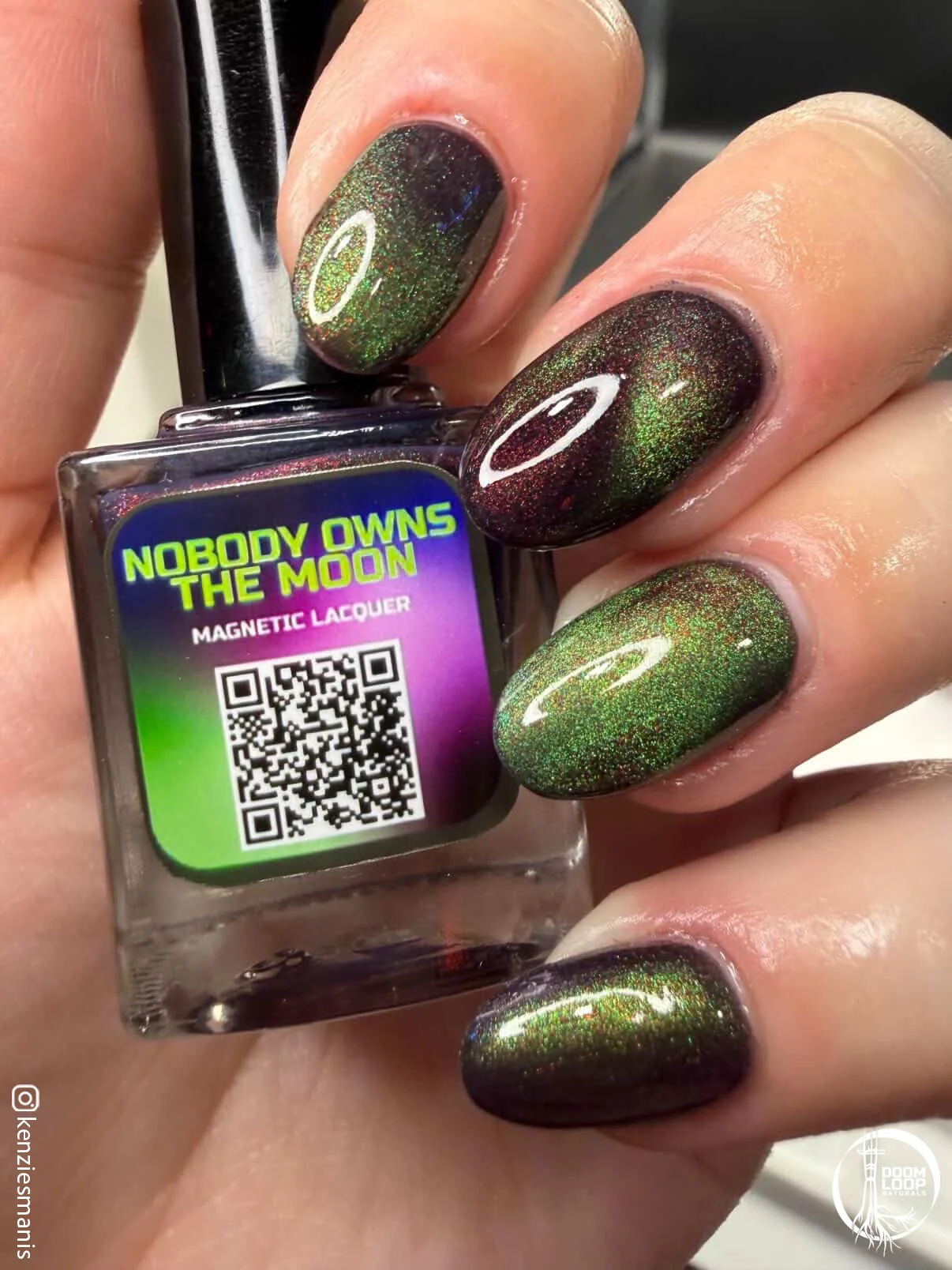 NOBODY OWNS THE MOON - Midnight Indigo Green-Red Magnetic Nail Polish product image (3)