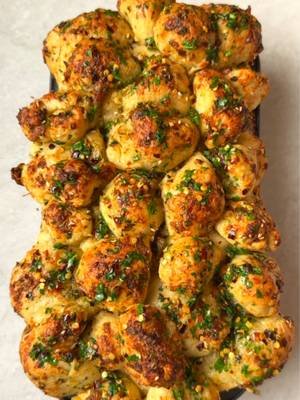 Pull apart garlic bread 𝐅𝐔𝐋𝐋 𝐑𝐄𝐂𝐈𝐏𝐄 𝐎𝐍 𝐌𝐘 𝐁𝐋𝐎𝐆 𝐃𝐫𝐯𝐞𝐠𝐚𝐧𝐛𝐥𝐨𝐠 𝐝𝐨𝐭 𝐜𝐨𝐦 (𝐋𝐈𝐍𝐊 𝐈𝐍 𝐌𝐘 𝐁𝐈𝐎)  #garlicbread  #bread #monkeybread #easyrecipe #quickrecipe