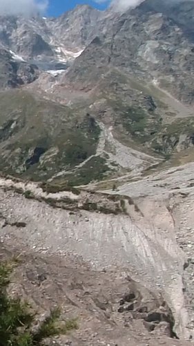 Non tutte le pareti di roccia sono uguali: gli scisti grigi sono sterili, ma quando vedi striature giallo-ocra o ruggine... l...