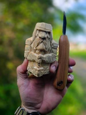Carved another, a hammer dwarf this go around.  Carved from basswood with a Badger State Blades knife, a number 12 4mm vtool from mstein and a dockyard 5mm u gouge. #woodcarving #woodcarver #fantasyartist #fantasyart #lotrtok 