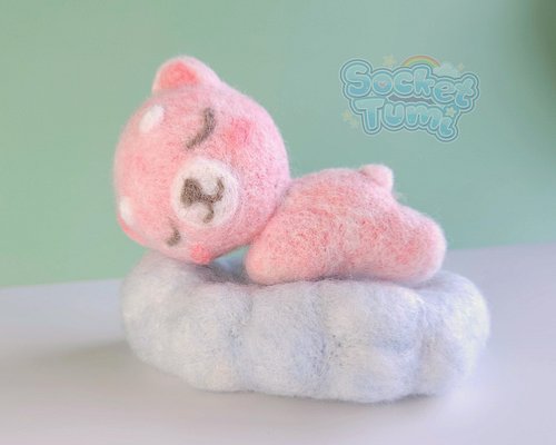 A sleepy, little bear dozing on a cloud ☁️🧸💤

Needle felted for @marybearyart 
 
#needlefelting #cuteart #fiberart
