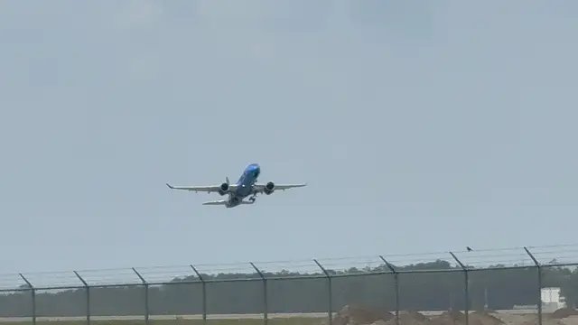 Decided to randomly just go watch some planes take off. Clear my head as I’ve had the fakest fuckin friends (but it’s ok we all knew and saw it coming and those two will get theirs soon, but… HAVE SOME @Breeze Airways shots. This plane ironically was going to my home. Wished I was on it. #plane #myphoto #airplane #flight #photography 