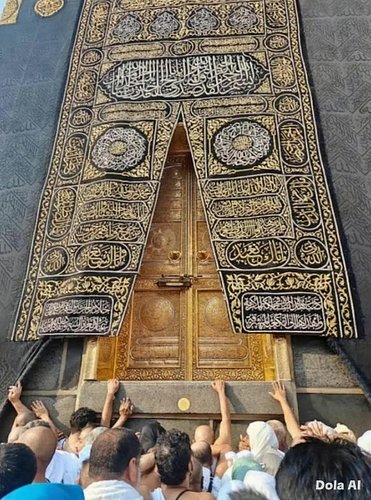 Pilgrims hold kaaba door