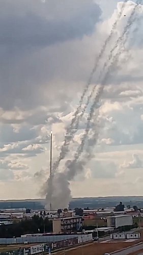 Savaş dediğin!..
Erbil, evimin balkonu... 
Gökyüzü bir anda cehenneme dönüyor. 
İran’dan gelen füzeler, ABD hava savunma sist...