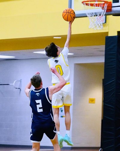 @jake.a.moyer has a smooth game. He’s been putting a lot of work in this summer and is ready to hoop next year as a senior 💪