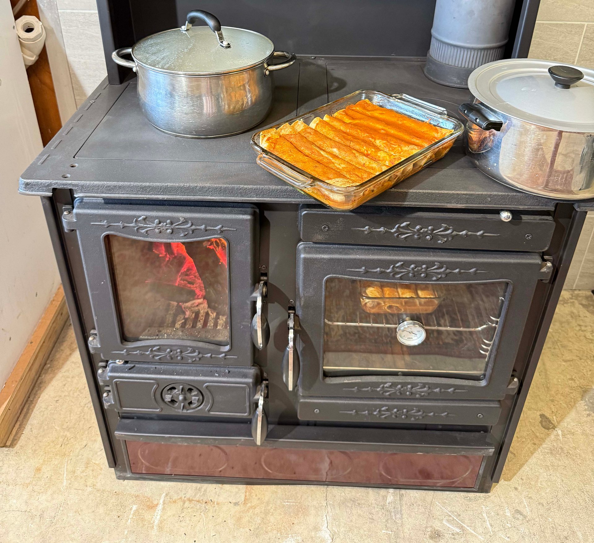 Guliver Hydro European Wood Cook Stove - Burgundy Right Hand Flue product image (1)