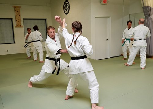 Struggling to stay consistent at the gym? 📉 A structured belt system in martial arts helps you track progress and stay motiva...