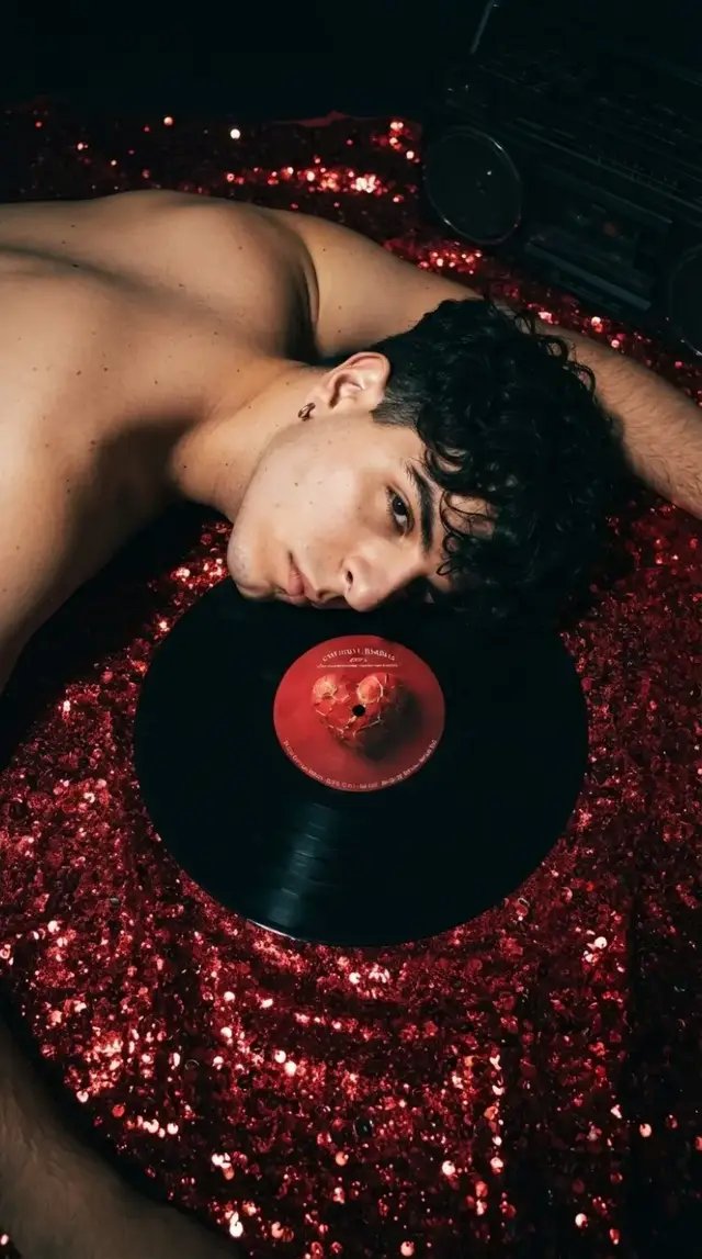 🎶 ¡No esperes al estreno de todas las canciones! 😍 El álbum de 12 canciones ya está disponible completo en Vinilo y CD. ❤️‍🔥 7 canciones ya están disponibles en plataformas digitales, y las demás se irán estrenando individualmente. Pero si quieres escuchar el álbum completo desde HOY, ¡consíguelo en Vinilo o CD! 💿🎶 Amír Nival Disponible ahora. ✨ #queermusic #musicaia #queercorridos #amírnival #lgbt