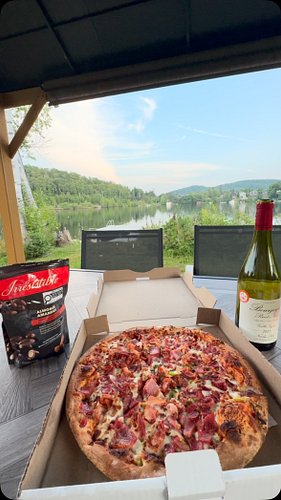 No hace falta ir muy lejos para disfrutar de la vida. ❤️🍕🍷
Hoy tocó pizza de bacon y smoked meat, una buena copa de vino, alm...