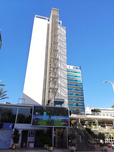 The pool and bar area at the back of the lovely Hotel Caplyso with its big screen #benidorm #hotel #bluesky