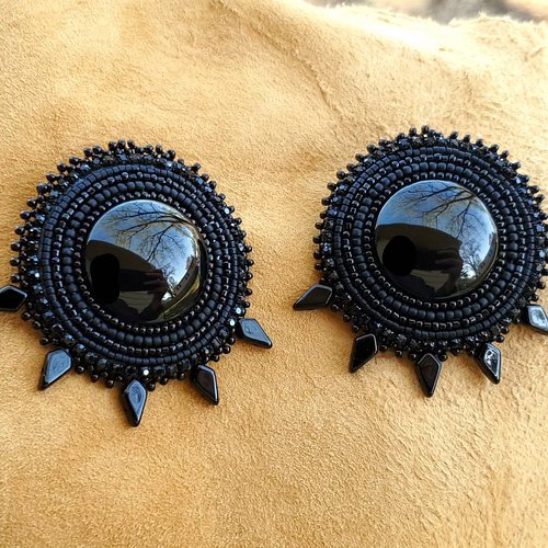 Re-sharing my first ever earrings from 2023 🖤

.

#native #nativebeadwork #indigigoth #beadwork #alternative