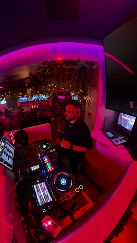JB always hits!
Back at @rooftop262 rooftop tonight! Can’t wait to hear the crowd sing louder than the music again 😎
#dj #pal...