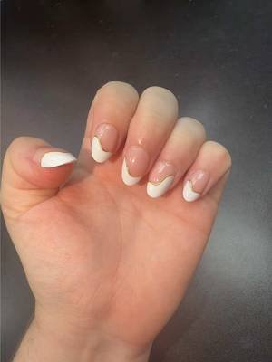 I am loving thee press ons from @Glamnetic this is the French muse set! #glamnetic #glamneticnails #pressons #fakenails #beauty 