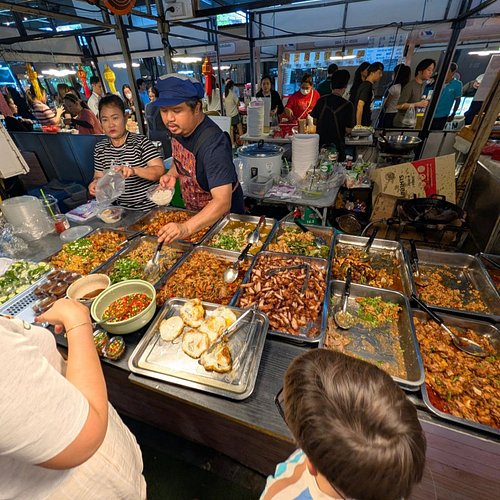 Lunch at Ploenchit Market 🇹🇭🍜

One of my favourite things about Thailand is that lunch doesn't need to be complicated. Find a...