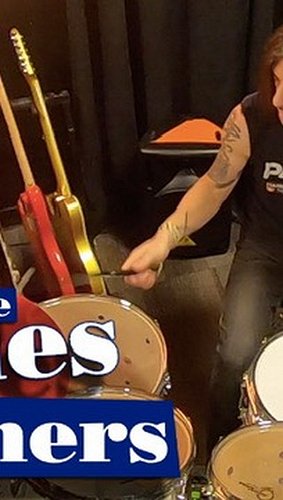 A great way to start beginner students with shuffle patterns. The #BluesBrothers version of Sweet Home Chicago. Swinging stra...