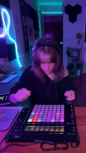making tropical flutters on my favorite arpeggiator 🎛️ ✨🏝️