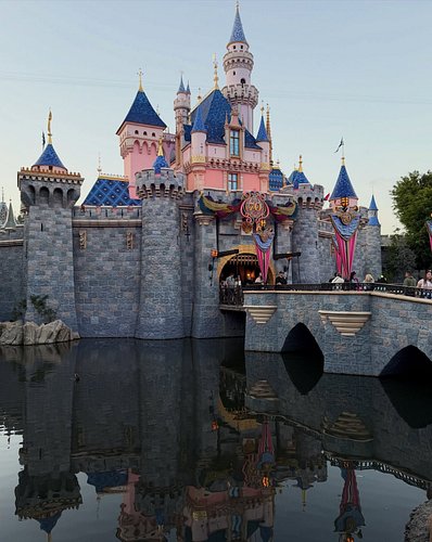 🏰 Disneyland castle sunset vs midnight 

Sleeping Beauty Castle at Disneyland in California is a vibe. This is the original D...