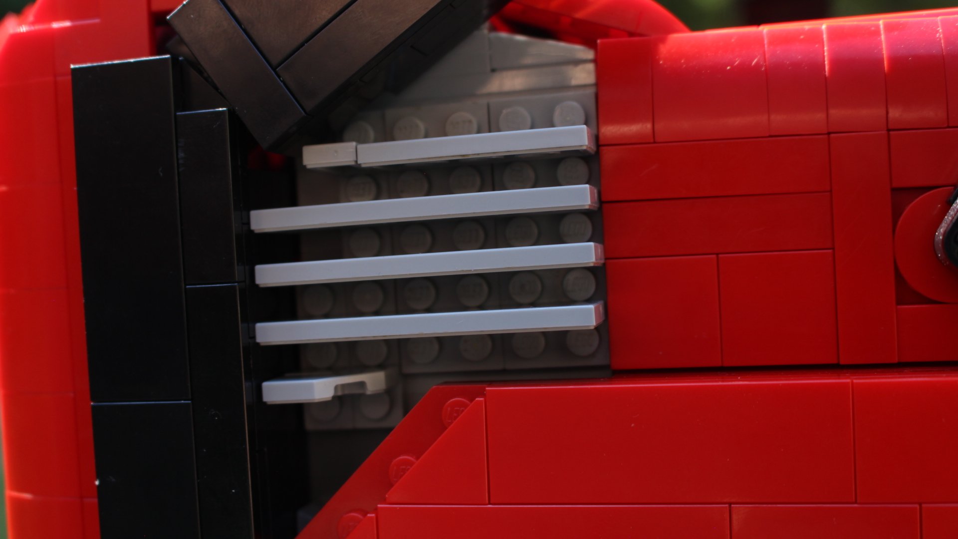 Vacuum-Powered Chainsaw MOC Instructions product image (3)