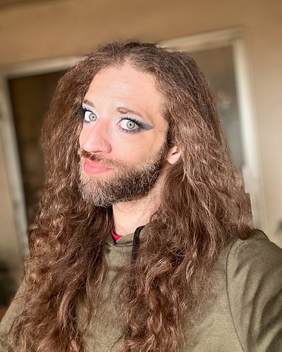 Yooo. I straightened my hair and now that it’s turning back curly? It kind of eats. Oh, and for a close up on my makeup check...