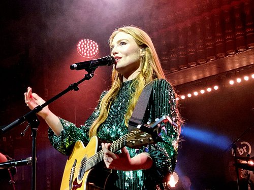 That voice was made for a room like City Hall 🎹

Freya Ridings brings her Mother Of Pearl tour to Sheffield this week, piano-...
