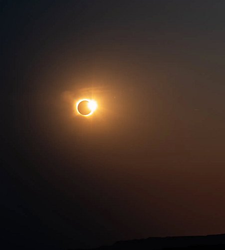 Je me suis permis de dézoomer un peu pour avoir davantage de décor, en plus de l’éclipse sur la fin. Bienvenue sur Arrakis ! ...