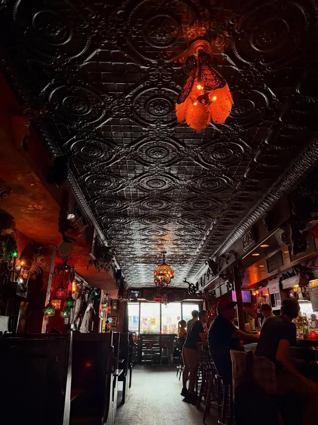 Just arrived at Freddy’s in South Slope! See ya soon NYC friends! Come out early for Hero Magnus and Pastel Hell, then stay for the second half with Omer Leibovitz and me!  #IndieFolk #FolkBuddies #BrooklynIndie