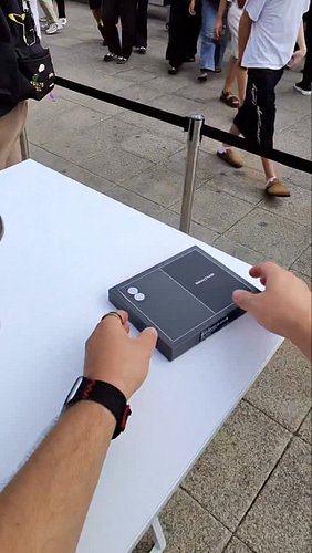 Unboxing #GalaxyZFold8 🔥 Nemůžu si pomoct, ale ten formát je totálně BOŽÍ! 😅 @samsungczsk