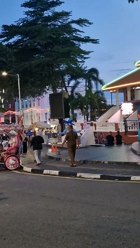 Only in Birmingham... Sonic Outside a Mosque!? 😅

I was walking through Birmingham when I heard the call to prayer echoing fr...