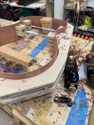 Spent some quality time with some freshly bent sides and some hand planes. 

#luthier #guitar #lookgoodsoundgood #luthier