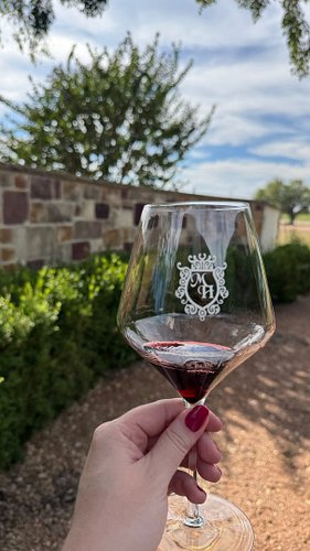 Literally obsessed with this complimentary wine glass from my @messina_hof tasting. 😍🍷🍇

#texaswinemonth #texaswine #winetast...