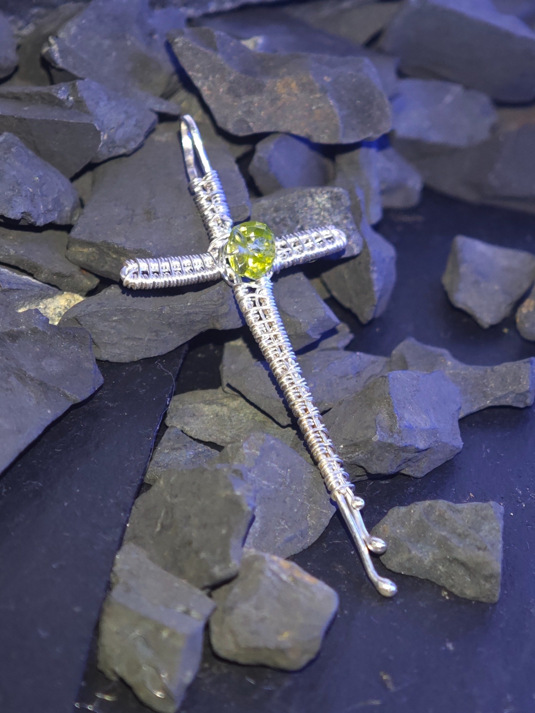 Weaved peridot cross product image (7)