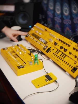 👽 Little dude’s just sitting there vibing in a beautiful groove. #acidjam #electronicmusic #synthesizer #behringertd3 #td3 #ambientacid #303bassline #synthjam #analogvibes #chillelectronic #alien #ufovibes #acid303