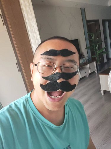 I'm wearing 3 beards ,omg 😲
