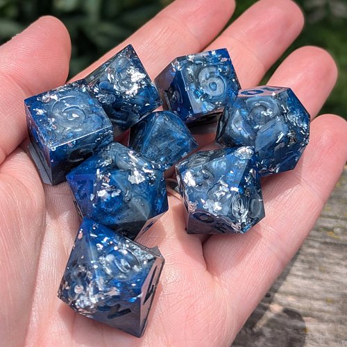 Today has some real Blue Monday vibes (despite being mid-March), so here are some blue #dice.

#dungeonsanddragons #resin #Ma...