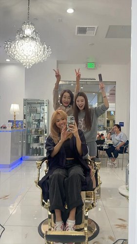 I’m OBSESSED with my new hair! Who wants me to bring these transitions back??? 
.
.
#hairtransition #haircolor #asianhair #tr...