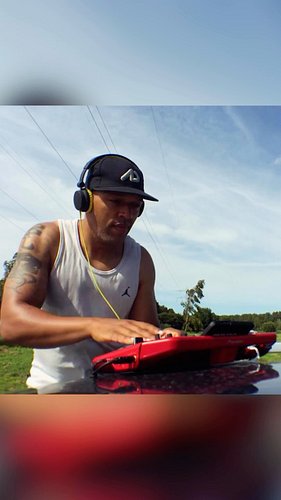 DJ’ing on iOS back in 2015 using a Pioneer WeGo 2 with an iPhone and @algoriddimofficial djay software on top of my car 😎

Le...