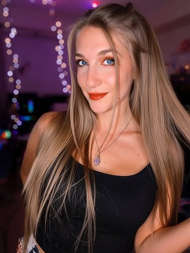 Hi! 🤗 
•
•
•
•
#twitchgirls #twitchstreamer #gamergirl #longblondehair #blueyes💙