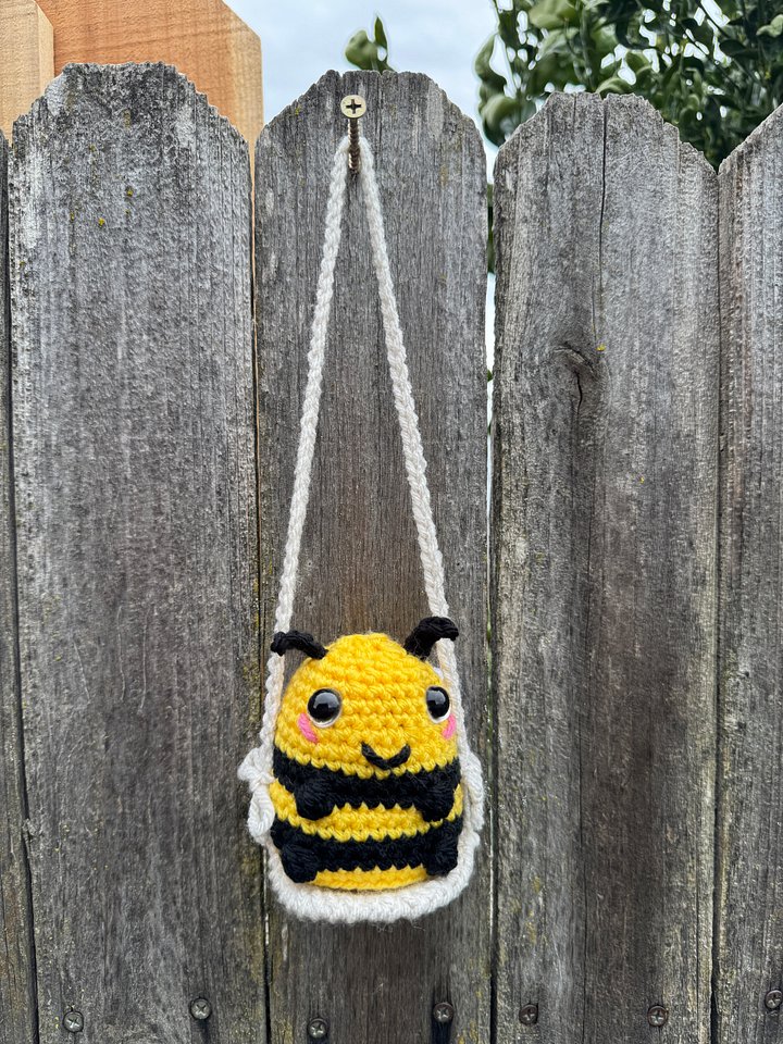Swinging Bumble Bee Crochet Pattern product image (1)