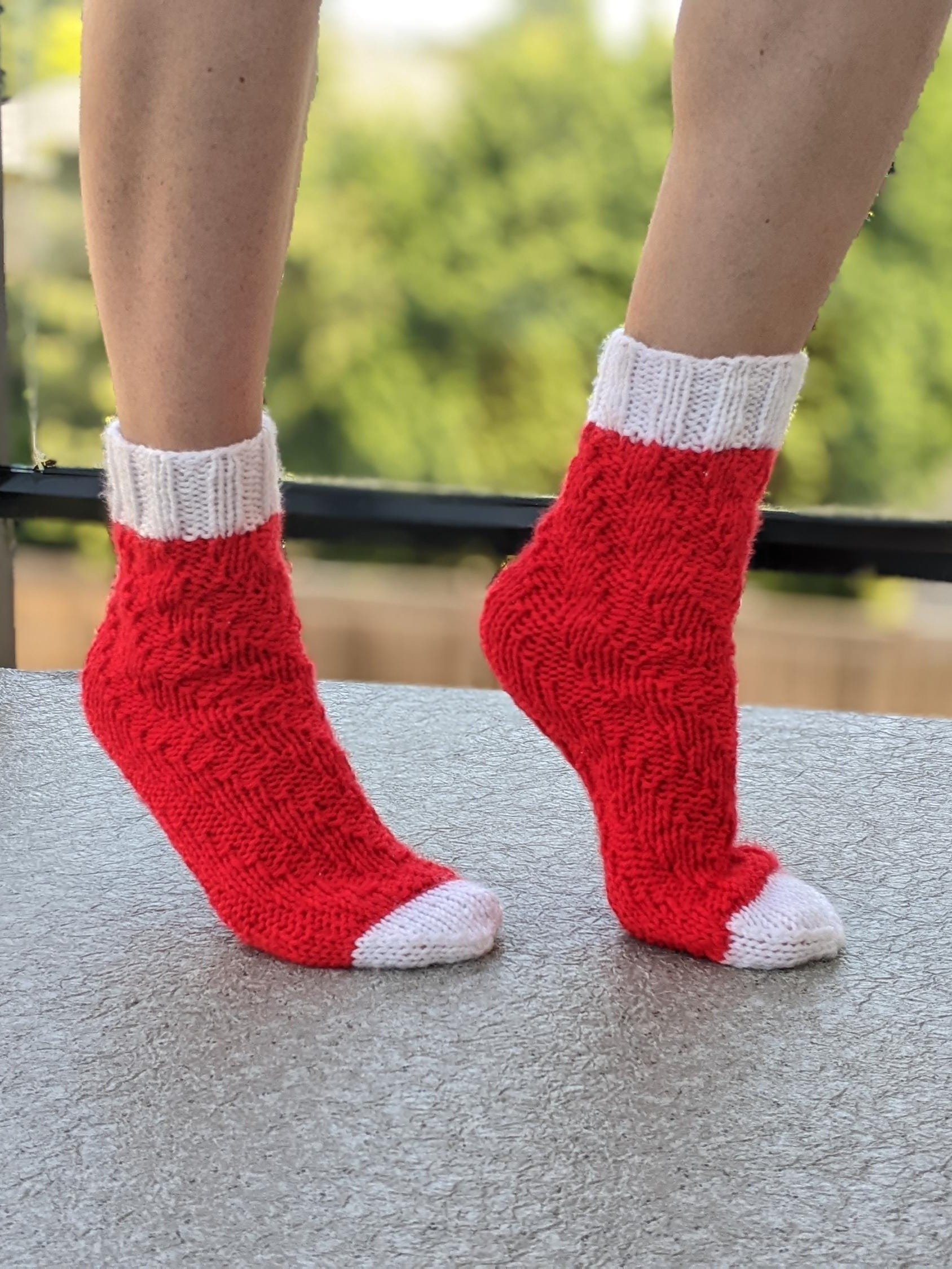 Knit Spiral No-Heel Christmas Socks Pattern product image (9)