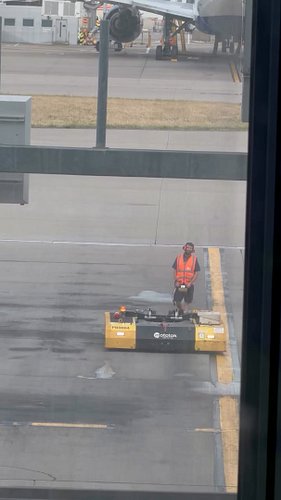 Ramp Robot! (Joystick-Controlled Electric Aircraft Tug at London Heathrow)

Follow for more! 👤

A great video via @v1.rotate....