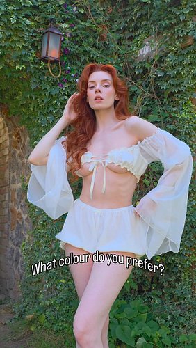 🤍 or 💚? Let me know in the comments 💋

#elf #elfcosplay #halloweencostume